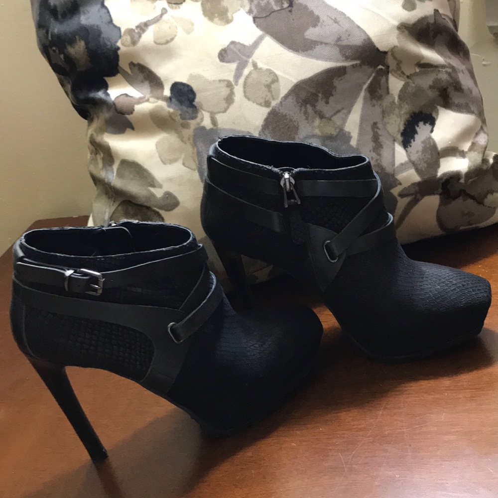 ✨ guess leather ancle boots✨never worn✨ price drop